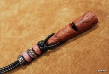 Hundepfeife Bubinga mini mit Pfeifenband