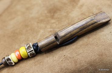 Amazakove Doppelpfeife verdreht mit Pfeifenband