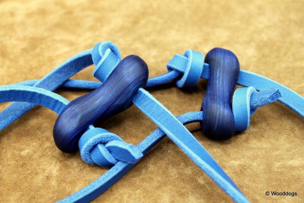 Pirschleine aus azur blauem Fettleder mit Knebeln aus Buntholz blau