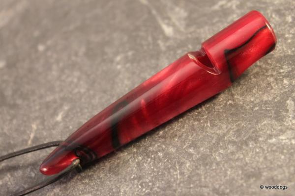 Hundepfeife aus Acryl rot