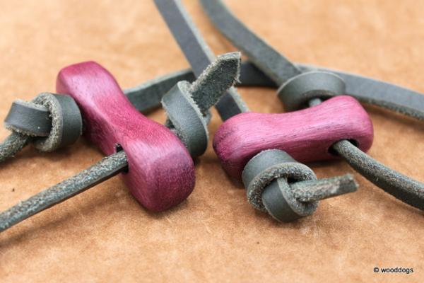 Pirschleine aus grünem Fettleder mit Knebeln aus Amaranth