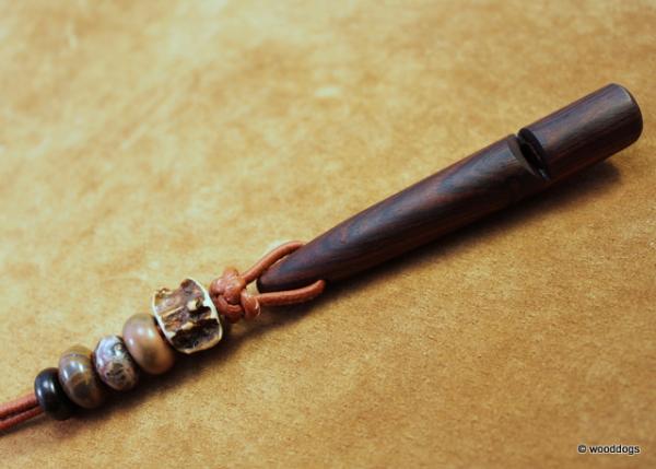 Hundepfeife Cocobolo Nr. 2 mit Pfeifenband
