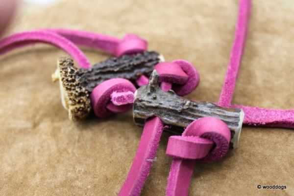 Pirschleine aus pinkem Fettleder mit Knebeln aus Rehgehörn Rose