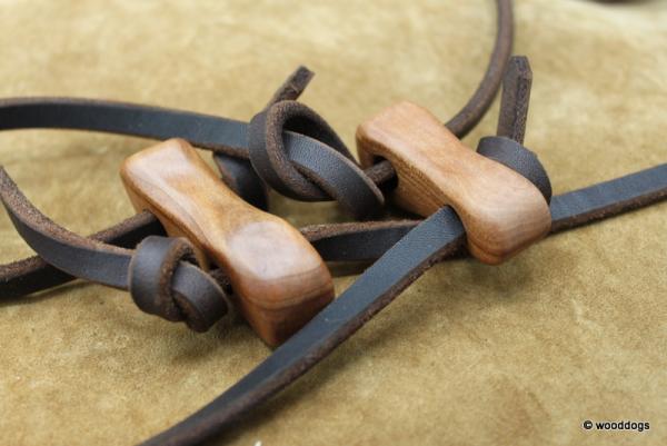 Pirschleine aus braunem Fettleder mit Knebeln aus Elsbeere