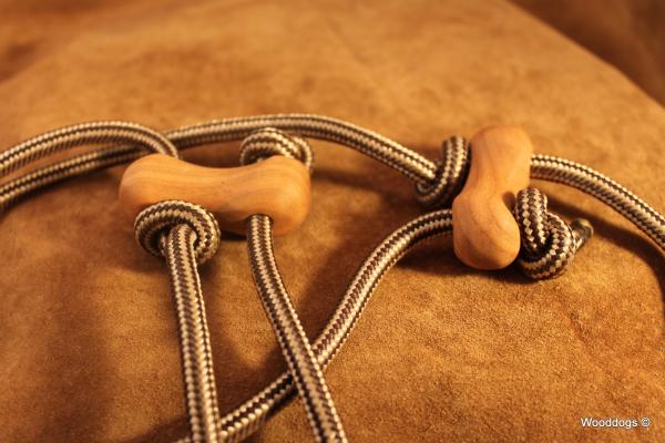 Pirschleine/ Retrieverleine aus braun/beiger 6mm Reepschnur mit Knebeln aus Kirschbaum