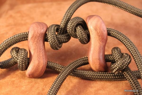 Pirsch/ Retrieverleine aus dunkelgrüner Reepschnur mit Nussbaum Knebeln